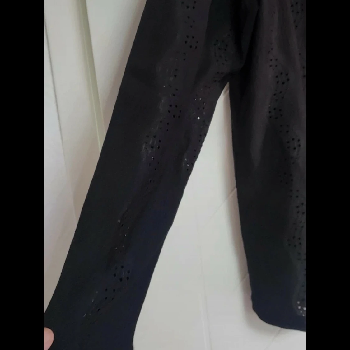 Svart blusmed broderade vågmönster - 1