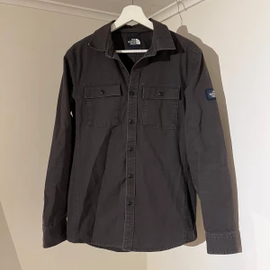 The North Face Overshirt grå  - Säljer denna sjukt snygga Overshirten från These Glory Days⭐️ Färgen är mörkblå och storleken är M✅ Overshirten har inga defekter och skicket är utomordentligt🙌🤝 Sjukt najs passform och passar perfekt till hösten🍁🙌 Tveka inte på att höra av er dig vid minsta fråga eller fundering😊