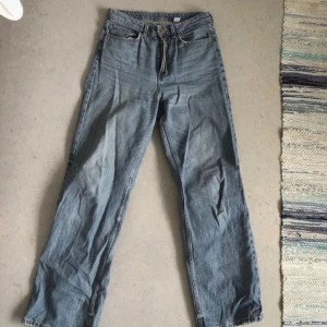Blå raka jeans med hög midja - Säljer ett par blå jeans med rak passform och hög midja. 