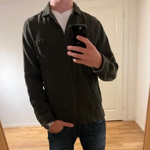 Dobber Overshirt mörkgrön - Säljer denna sjukt snygga Overshirten från Dobber⭐️ Färgen är mörkgrön och storleken är M✅ Overshirten har inga defekter och skicket är utomordentligt🙌🤝 Sjukt najs passform och passar perfekt till hösten🍁🙌 Tveka inte på att höra av er dig vid minsta fråga eller fundering😊