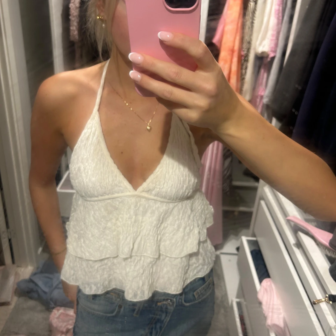 Vit volangig linnetopp med knyt