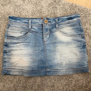 Jeanskjol - Säljer en lågmidjad jeanskjol från Vero Moda i storlek 36/S, inga defekter, fint skick! 