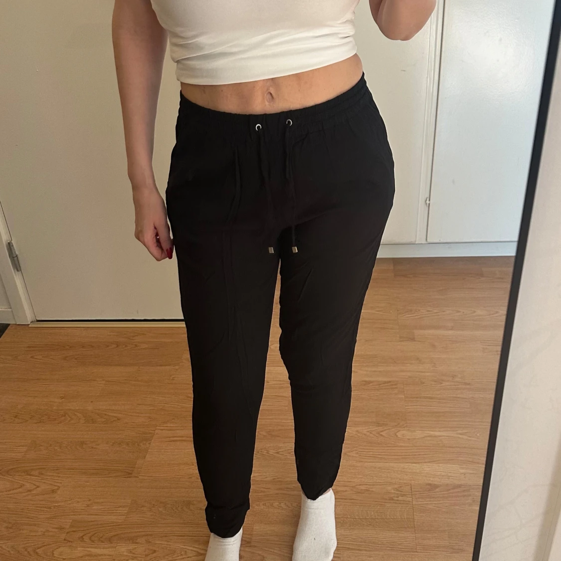 Svart pull-on byxa med snörning - 2