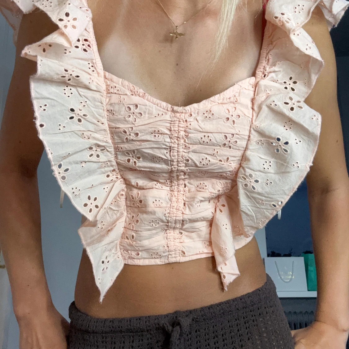 Ljusrosa blus med volang och broderi - 1