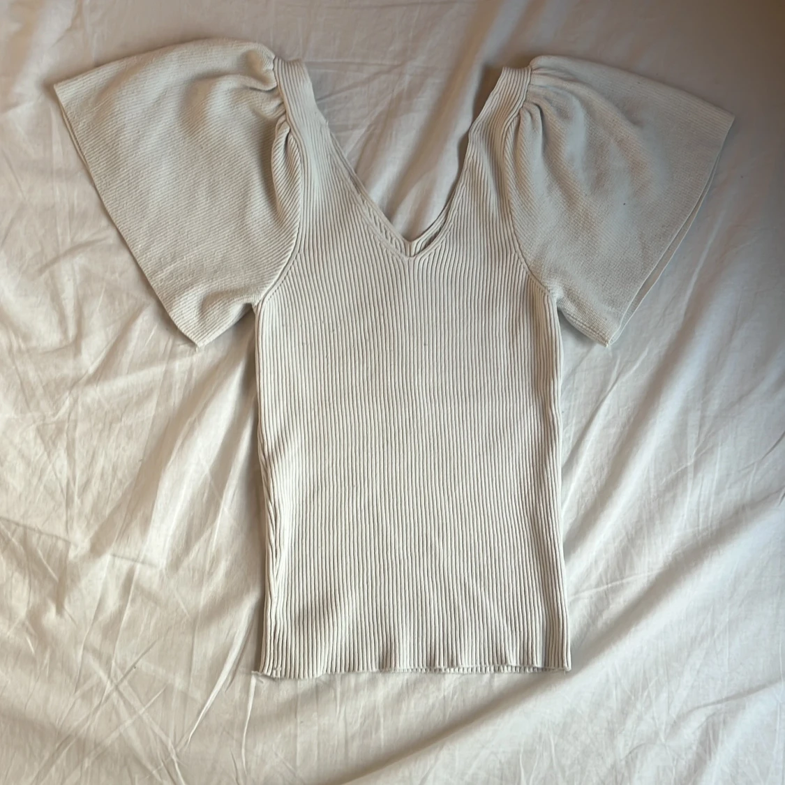 Vit ribbad topp med puffärm från ONLY - 1