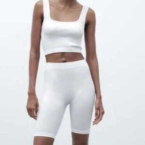Vit ribbad shorts sett! - Viralt shorts sett från Zara, som inte säljs längre. Säljer pga av att de ej kommer till användning. Inga hål eller så! Skriv privat för fler bilder 💓