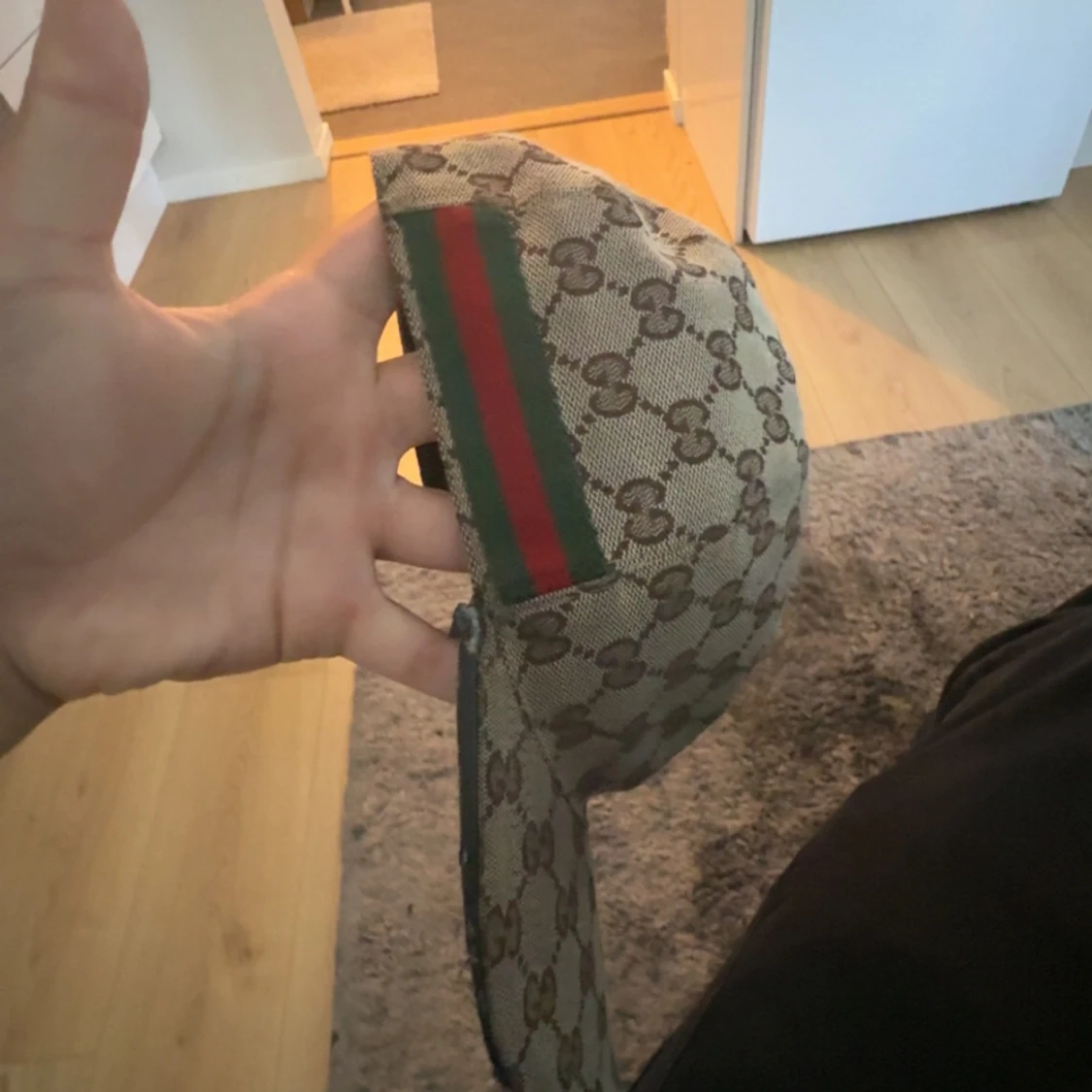 Gucci keps med GG-mönster och röd/grön detalj - 1