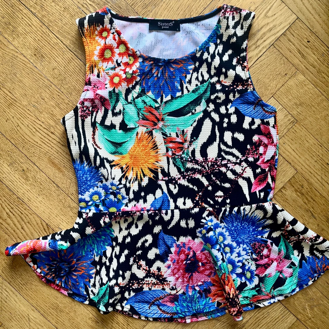 Blommig peplumtop från Sisters Point