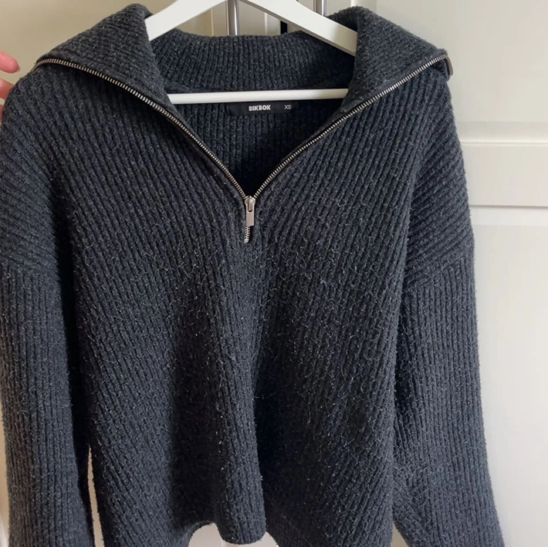 Mörkgrå stickad half zip-tröja BikBok - 1