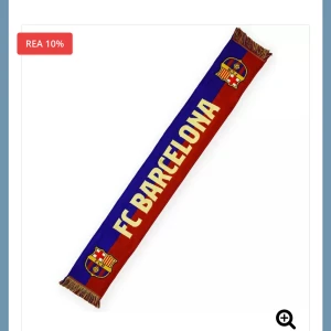 FC Barcelona halsduk blå/röd - Supporta ditt favoritlag med denna klassiska FC Barcelona halsduk i blått och rött med klubbens logga och texten FC BARCELONA i gult. Halsduken har fransar i ändarna och är perfekt för matchdagar och fotbollshäng.