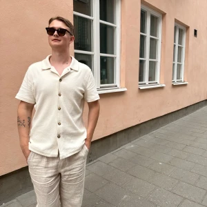 Skjorta ifrån Urban Pioneers helt ny  - Super fin och tjock skjorta ifrån Urban Pioneers helt ny i stl L. Nypris 1399, mitt pris 700.