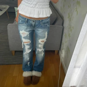 Blå lowwaist utsvängda lågmidjade jeans  - Jeans, midja (rakt över): 38cm innerbenslängd: 84cm 