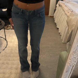 Blå bootcut jeans från edc - Snygga blå jeans från edc med bootcut passform och klassisk femficksdesign. Lådmidjade 