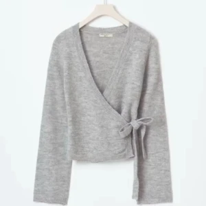 Grå omlott tröja - Jättesöt tröja som jag inte använder så mycke! Storlek S men passar mig som oftast har xs. Priset beror på att jag är osäker