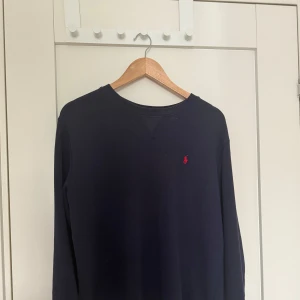  Polo Ralph Lauren swettshert - Klassisk mörkblå swettshert från Polo Ralph Lauren. Använd cirka 2-3 veckor. Passar på mig som 13 åring för den är ganska liten i storleken. Prefekt i present, eller till dig själv. Funkar att använda på sommaren men passar bäst på vintern när den är ganska varm. Pris kan diskuteras. 