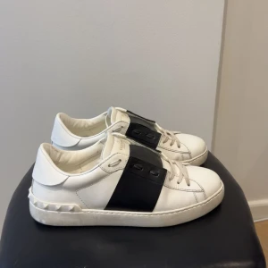 Valentino open - Valentino open skor. Färg svart. Storlek 42 passar 43. Medföljer box dustbags och nya extra snörren. Skick 8/10, skulle säga 9/10 efter snörrena har byts ut.