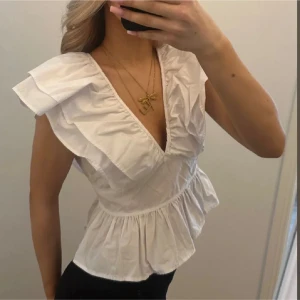 Vit volangtopp - Superfin topp med djup v-vingning både fram och bak, storlek M men passar XS-S bättre☺️💗