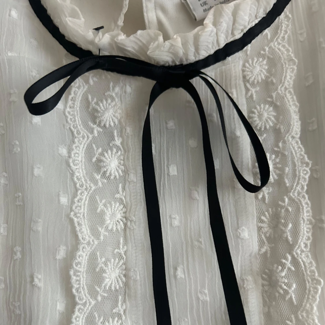 Unik blus med fina detaljer - 1