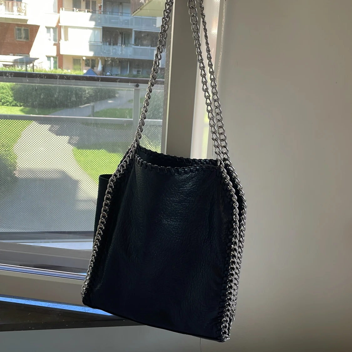 Svart tiamo axelväska med kedjedetaljer