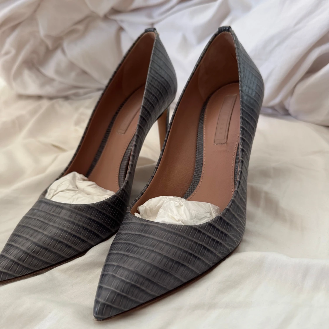 Grå klackar med reptilmönster från BOSS