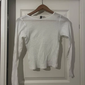 Vit ribbad långärmad tröja - Vit genomskinlig ribbad långärmad tröja. Använd fåtal gånger