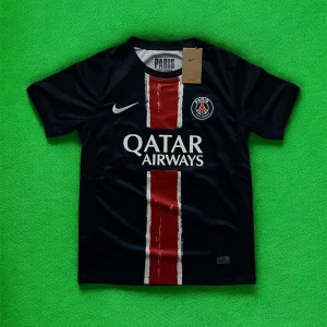 PSG Dembele 10 matchtröja Nike - Paris Saint-Germain fotbollströja med O. Dembélé och nummer 10 på ryggen. Mörkblå med röd och vit rand på framsidan, PSG-logga och Nike swoosh. Qatar Airways sponsortryck. Tillverkad i lätt och ventilerande material.