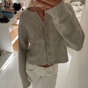 Stickad kofta  - Superfin och mjuk stickad kofta. Skriv om ni vill ha fler bilder eller har andra frågor💞