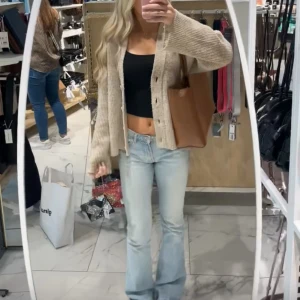 Lågmidjade jeans ZARA - så fina jeans från zara i strl 34, säljs inte längre!🥰
