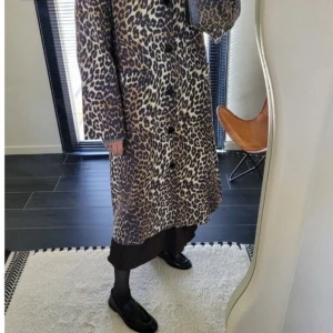 Leopard kappa från Ganni - Säljer en lång, oversized kappa från Ganni. Ny med prislapp! Strl XS men passa 34-38 