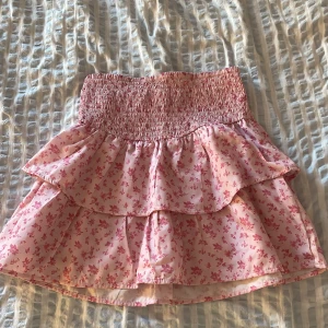 Rosa kjol - Volangkjol från Gina Young med rosa blommor. Storlek 158/164, passar som xs💞