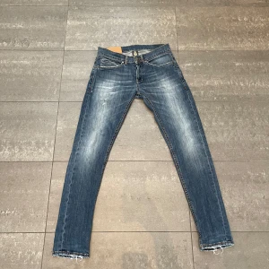 Dondup george jeans - Säljer ett par feta dondup jeans i modell George med slitningar | priset kan diskuteras | skriv om du har några funderingar! 