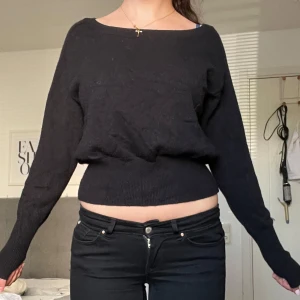 Svart stickad tröja  - En svart stickad tröja med bred halsringning och långa ärmar. Tröjan har en ribbad midja som ger en snygg passform och är lite croppad🙌🏼