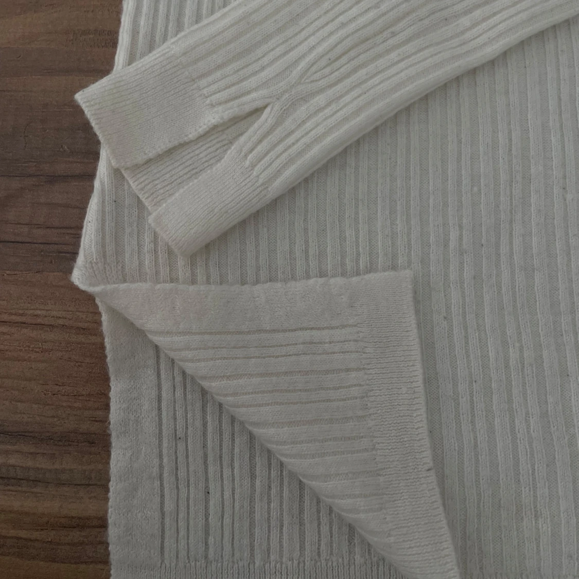 Vit ribbad stickad tröja från Dobber  - 2