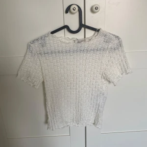 Vit spetsblus  - Säljer en söt vit blus i genomskinlig spets med korta ärmar. Endast provad!
