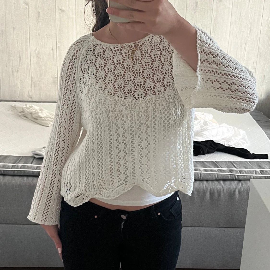 Vit stickad blus med vida ärmar