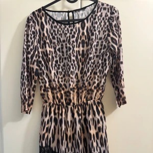 Klänning Bershka  - En klänning från BERSHKA i stl M som är i väldigt bra skick säljs för 75 kr.