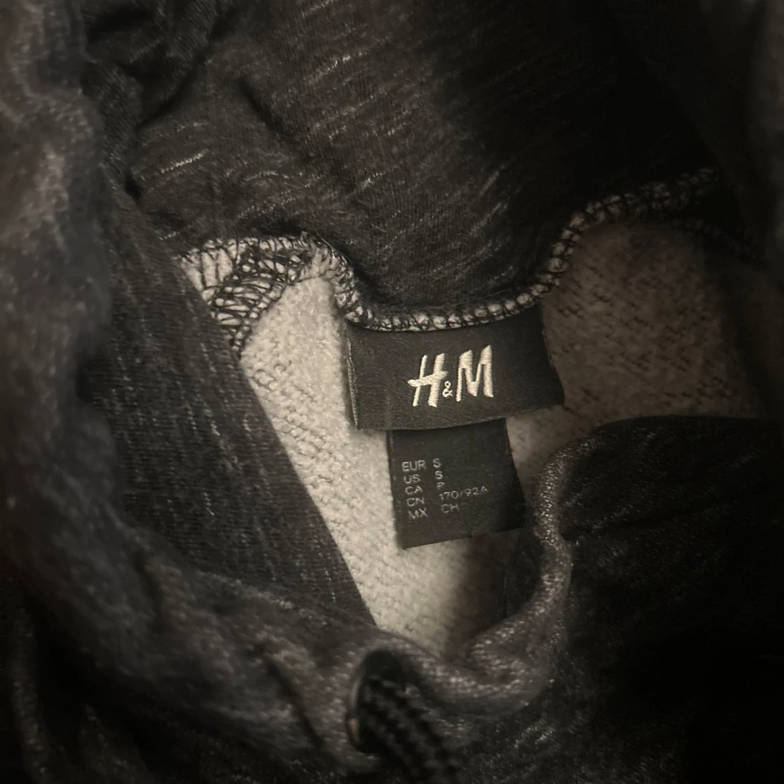 Mörkgrå hoodie med hög krage - 4