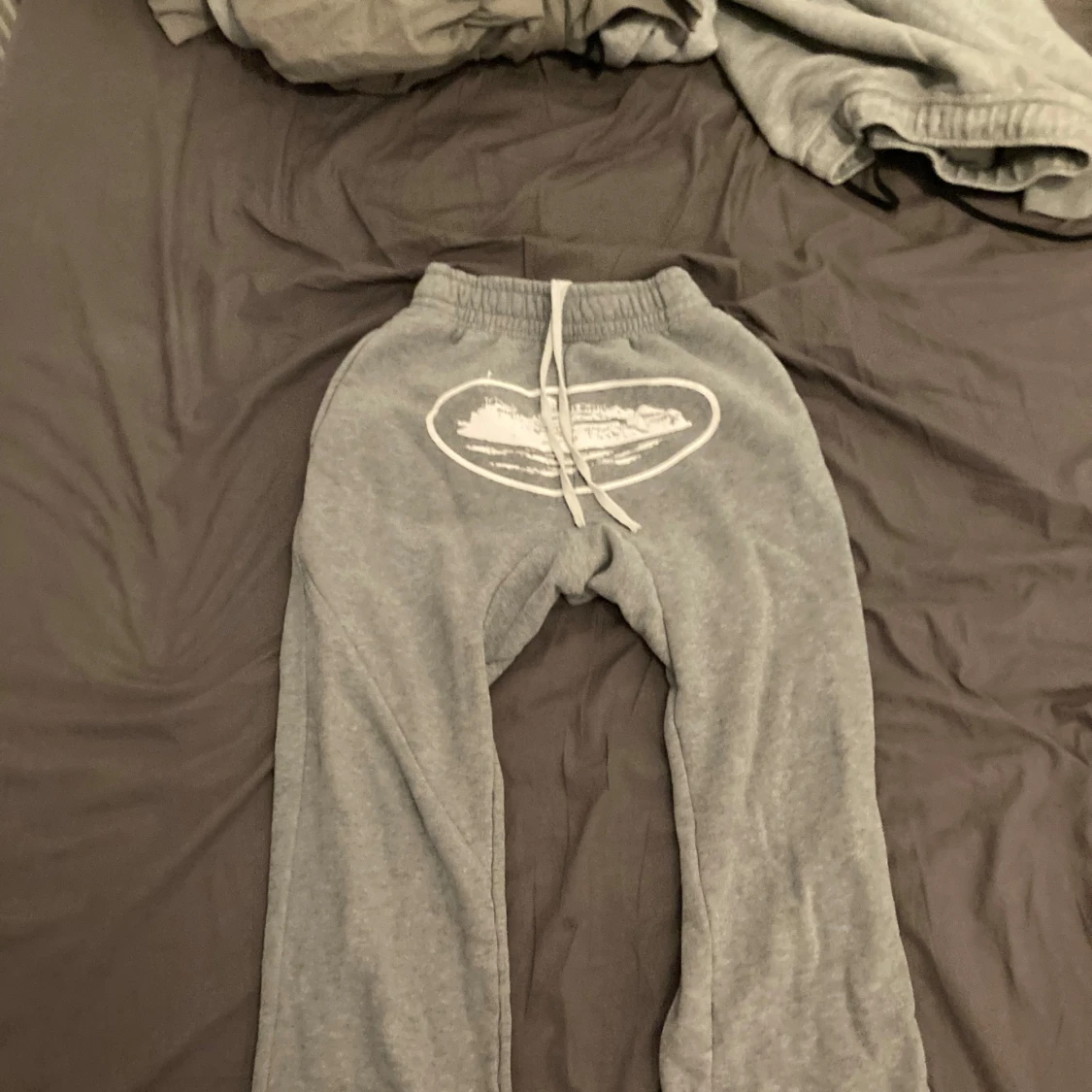 Grå flared corteiz byor såklart autentiska