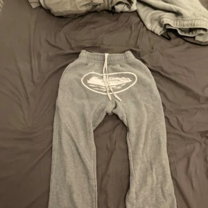 Grå flared corteiz byor såklart autentiska - Säjer dessa flared corteiz mjukisar då de är för små. De är size s och går men nästan allt, använda tre gånger och är i väldigt bra kvalitet. De passar perfekt på t.ex j4 och airforces.