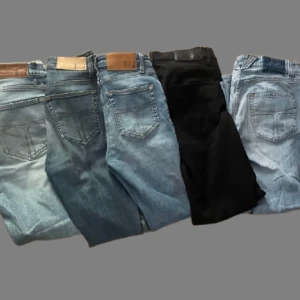 Tiger Of Sweden Bulk  - Säljer 5 par tiger of sweden jeans i bra skick. I olika sorlekar mellan 25/30 - 29/34 men största del 29/32 styck pris 125 alltså blir de 2 för 250 osv och köper man alla fem får man de för 625
