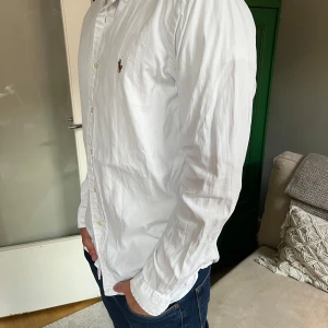 Ralph Lauren skjorta M - Säljer en fet Ralph Lauren skjorta, slimfit i storlek medium. Skriv vid minsta fråga!