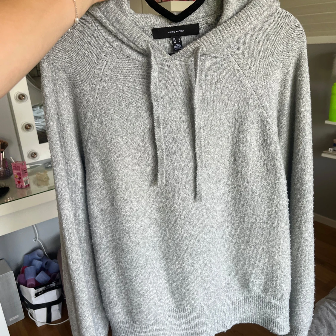 Grå stickad hoodie från Vero Moda
