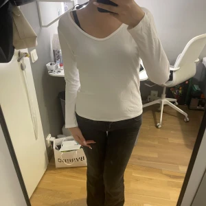 Vit långärmad  - Superfin vit långärmad, passar till våren och hösten💕aldrig använt så den är helt ny men prislappen är klippt