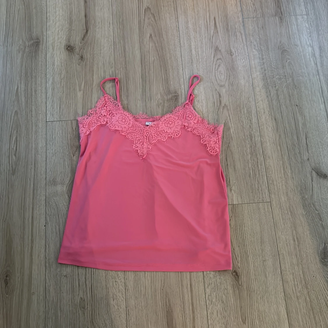 Rosa linnetopp med spets från Amisu