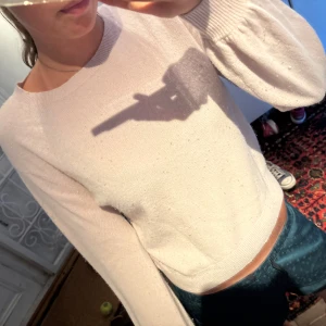 Ljusrosa kashmirtröja från Lisa Yang - Supermjuk, 100% kashmir från Lisa Yang. Den har lite pufffiga armar vilket är så fint!.