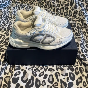 Dior b30 - Snygga vita sneakers från Dior med coola CD-detaljer på sidan och hälen. Pris kan diskuteras
