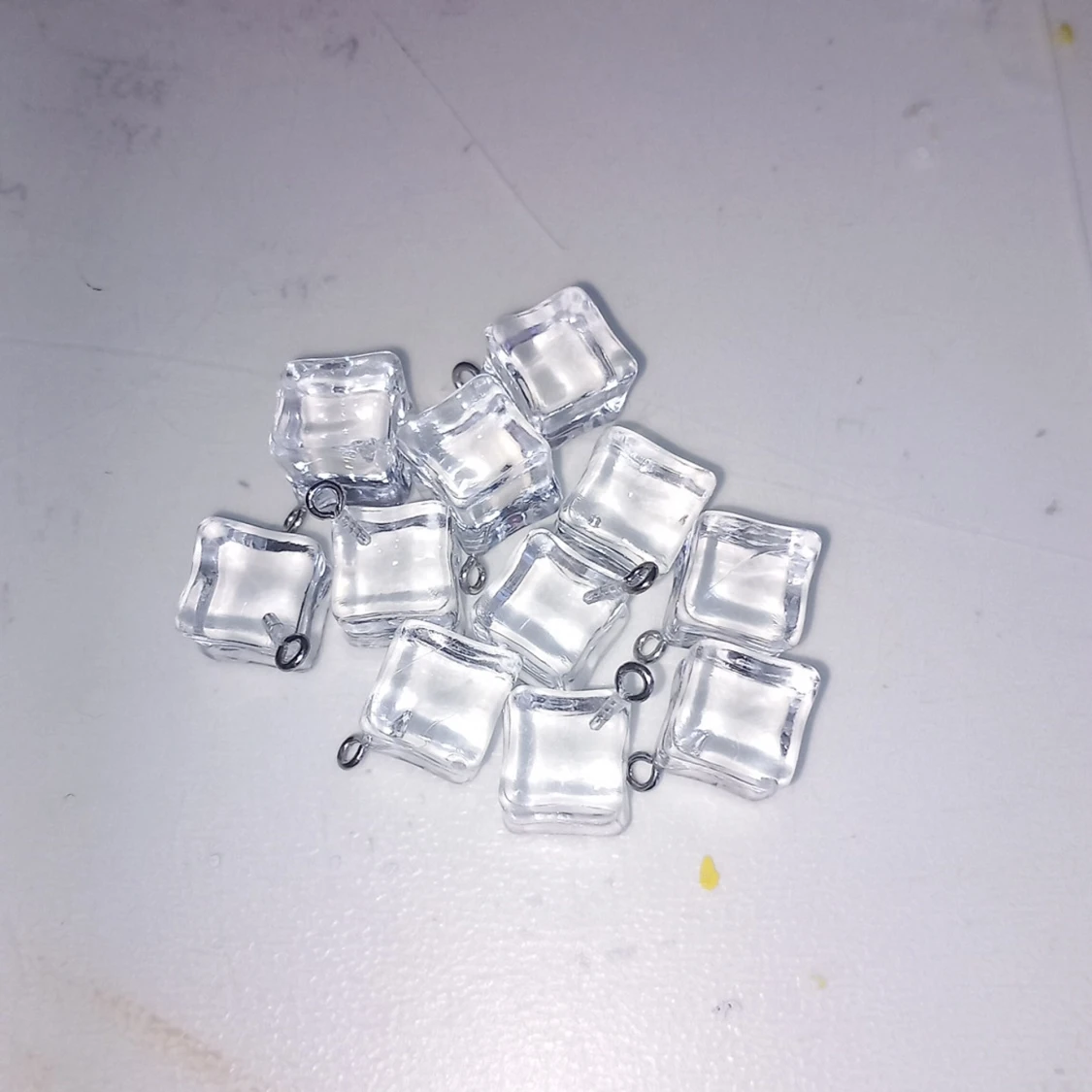 Klara isbitsformade berlocker