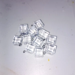 Klara isbitsformade berlocker - Säljer flera små berlocker i form av klara isbitar, perfekta att använda till att göra egna smycken som halsband eller armband. De är fyrkantiga och har en liten ögla i metall för enkel fastsättning.