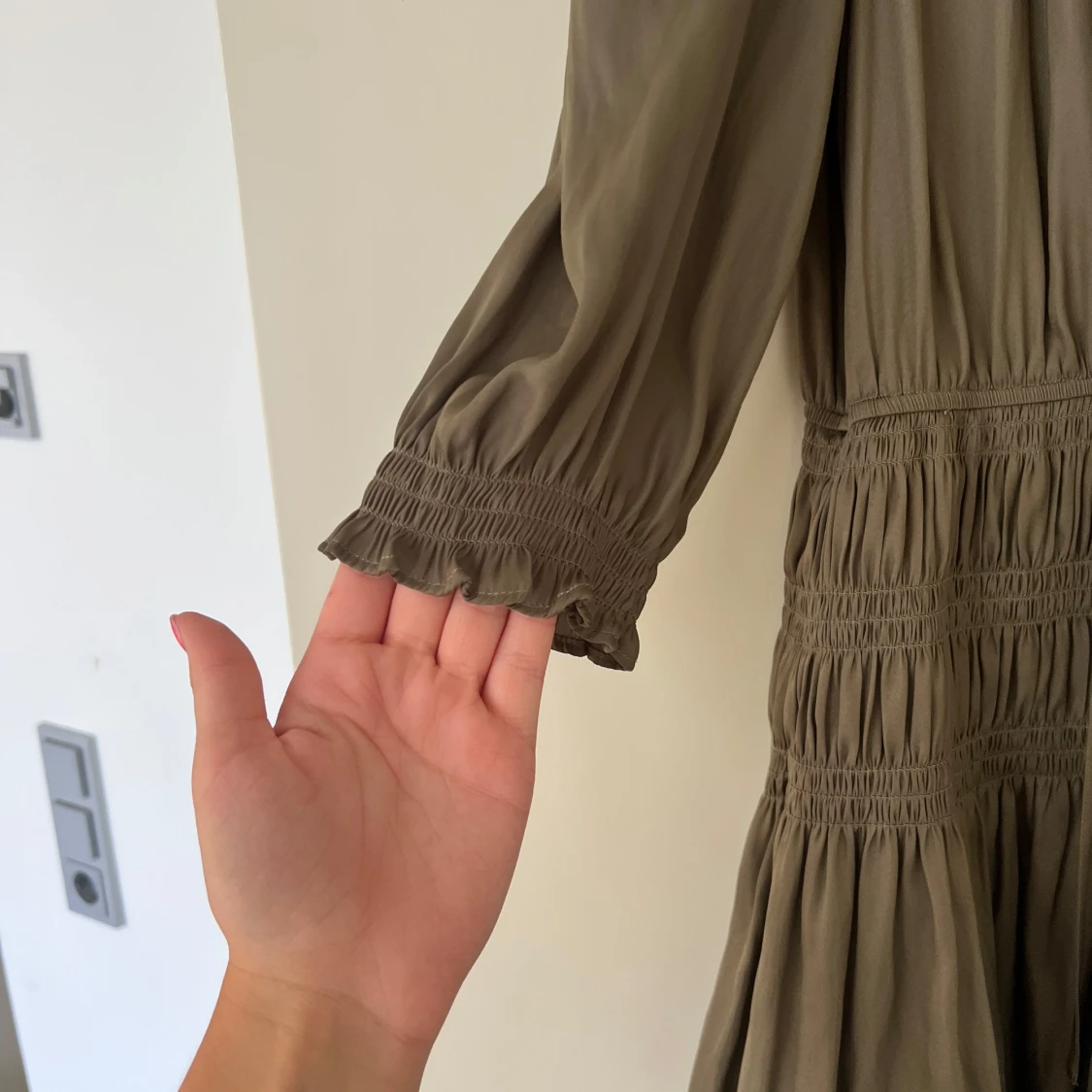 Olivgrön kortklänning från Maje - 3