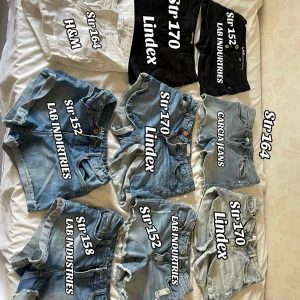 9 par jeansshorts i olika färger - Säljer ett gäng snygga jeansshorts i olika tvättar och färger från Lindex, LAB Industries, H&M och Garcia Jeans. Flera har råa kanter och slitna detaljer, vissa är svarta eller vita, andra klassiskt blå. Perfekta för sommaren och chill dagar. Finns både ljusa och mörka toner. (60 kr styck)